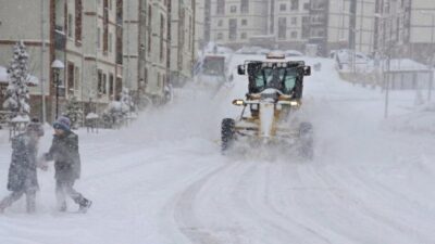 Şırnak genelinde etkisini artıran yoğun kar yağışı ve buzlanma, eğitime
