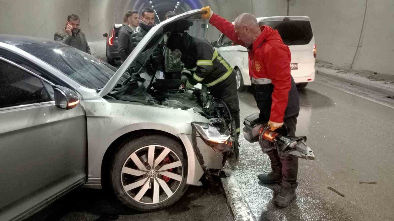 Şırnak-Cizre kara yolu Şehit Güvenlik Korucusu Dündar Page Tüneli’nde buzlanma