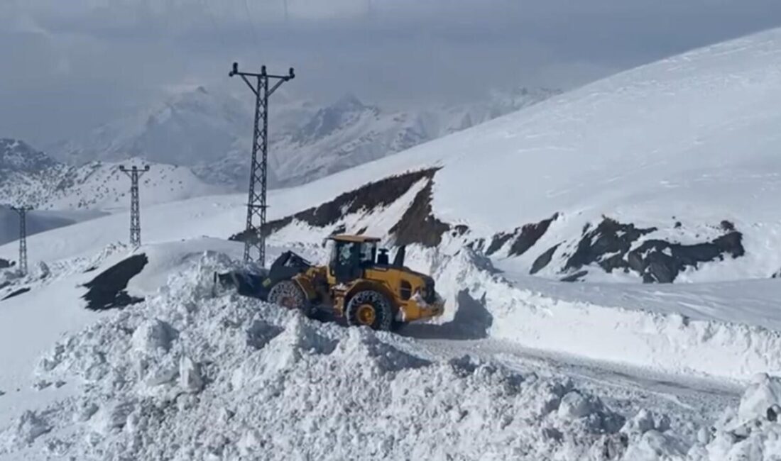 Şırnak’ta 2 metreyi aşan kar yığınlarında ekiplerin yol açma çalışmalarına