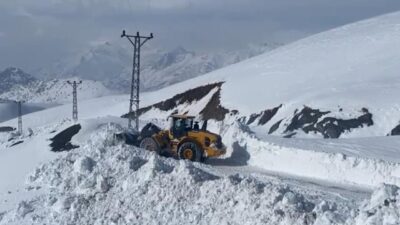 Şırnak’ta 2 metreyi aşan kar yığınlarında ekiplerin yol açma çalışmalarına