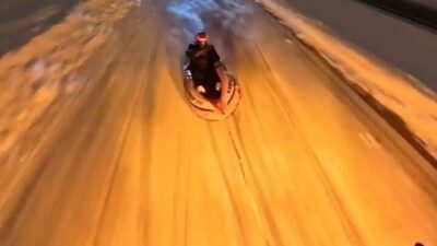 Elazığ’da kar üzerinde eğlenmek isteyen şahıslar, ATV araçla şişme botu