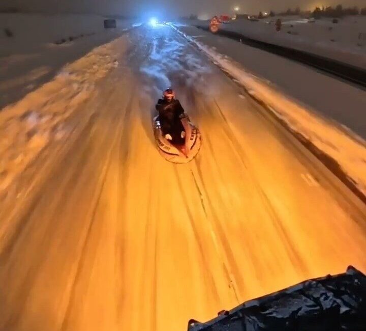 Elazığ’da kar üzerinde eğlenmek isteyen şahıslar, ATV araçla şişme botu