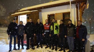 Sivas’ta yaşanan yoğun kar yağışıyla birlikte gece gündüz mücadele eden