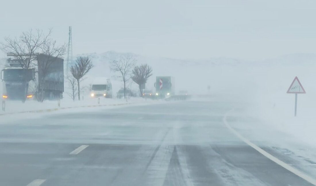 Sivas’ta etkisini sürdüren soğuk hava ve kar yağışı ulaşımı felç