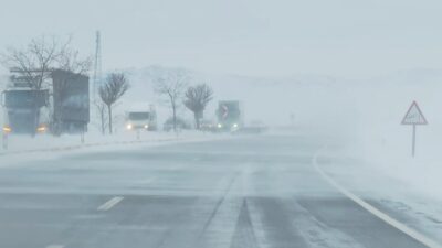 Sivas’ta etkisini sürdüren soğuk hava ve kar yağışı ulaşımı felç