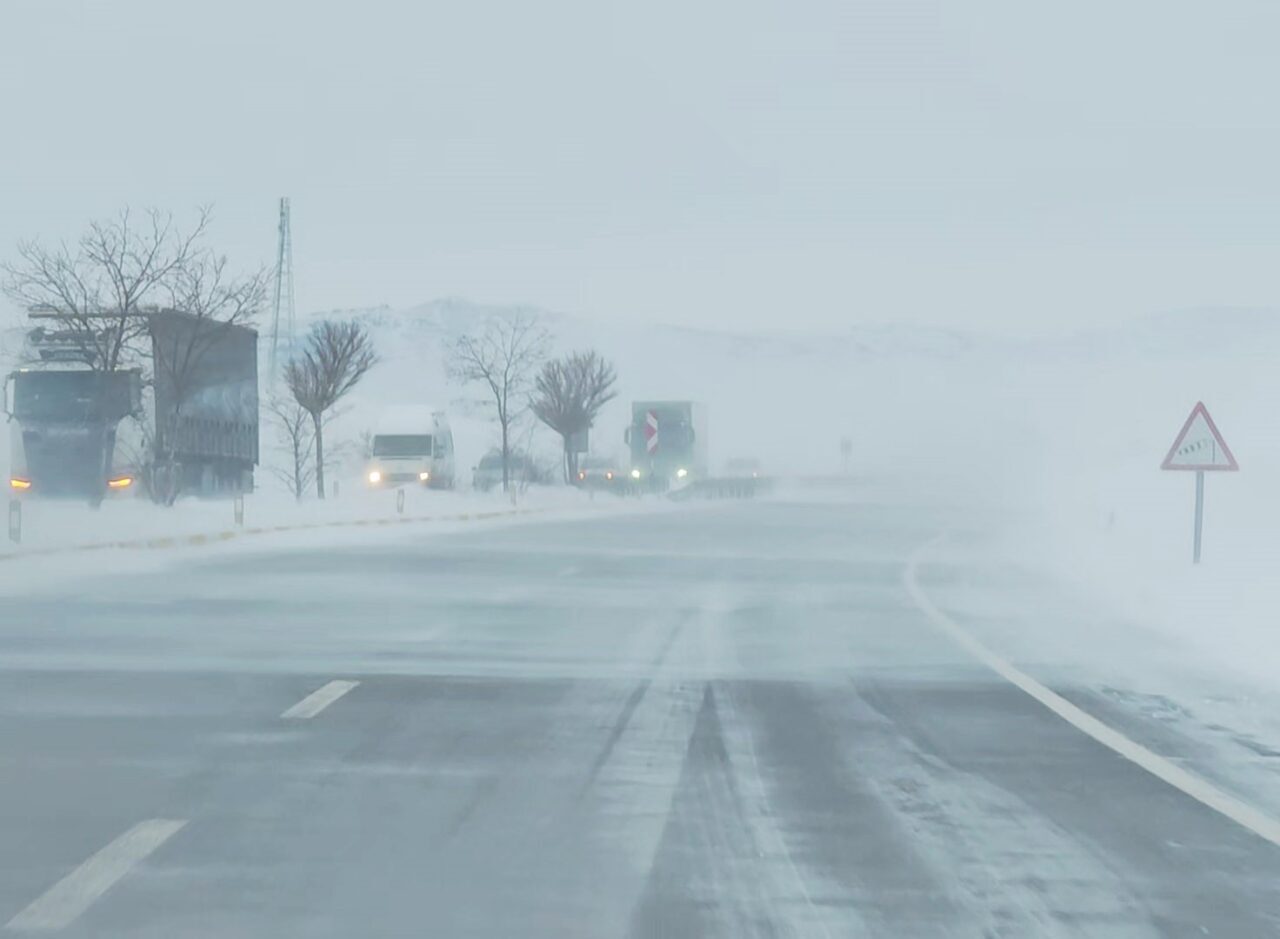 Sivas’ta etkisini sürdüren soğuk hava ve kar yağışı ulaşımı felç