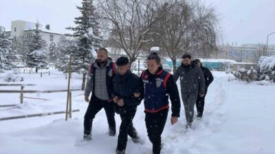 Sivas’ta yılbaşı gecesi 18 yaşındaki genci bıçaklayarak öldüren zanlı tutuklandı.