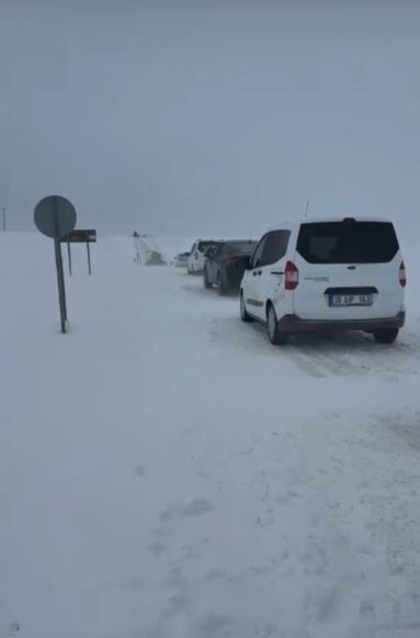 Sivas’ta gece saatlerinden bu yana etkili olan yoğun kar ve
