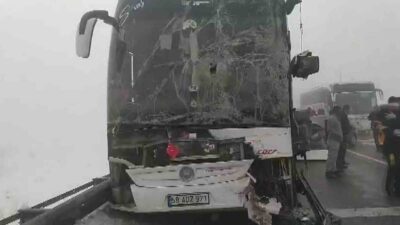 Sivas’ın Gemerek ilçesinde sisli hava nedeniyle aralarında yolcu otobüsünün bulunduğu