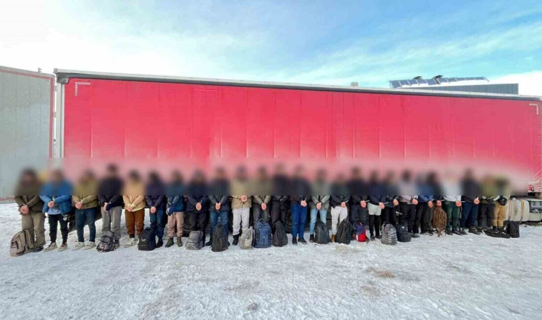 Sivas’ta bir tırın dorsesinde gizlenen 25 yabancı uyruklu şahıs yakalandı.