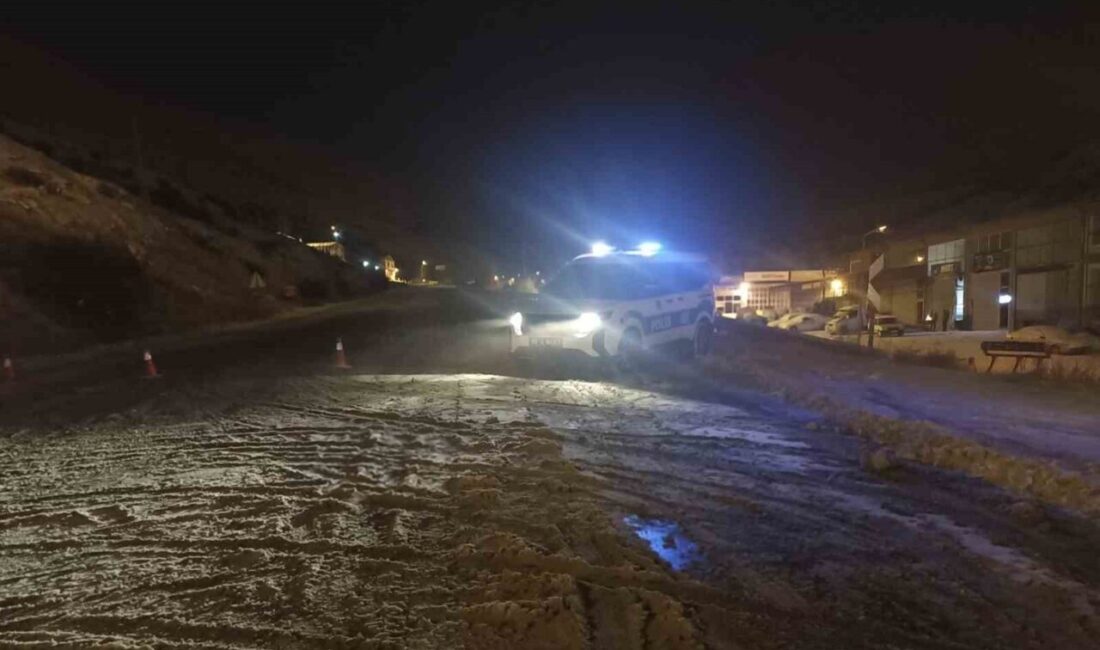 Sivas’ta yoğun kar ve tipi nedeniyle Kayseri-Malatya kara yolu çift
