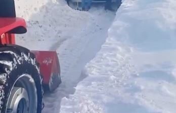 Sivas’ta kara saplanan yolcu midibüsü mahsur kaldı. Durumu öğrenen bir