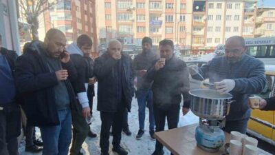 Sivas’ta dondurucu soğuklarda karla mücadele eden belediye çalışanlarına bir esnaftan