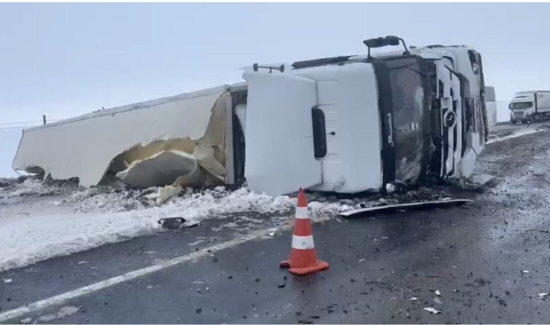 Şanlıurfa’nın Siverek ilçesinde meydana gelen trafik kazasında tırın devrilmesi nedeniyle