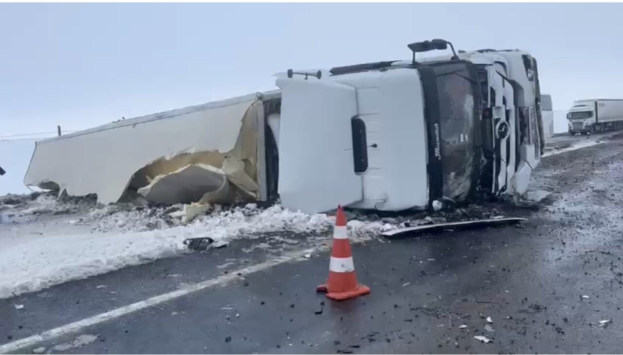 Şanlıurfa’nın Siverek ilçesinde meydana gelen trafik kazasında tırın devrilmesi nedeniyle
