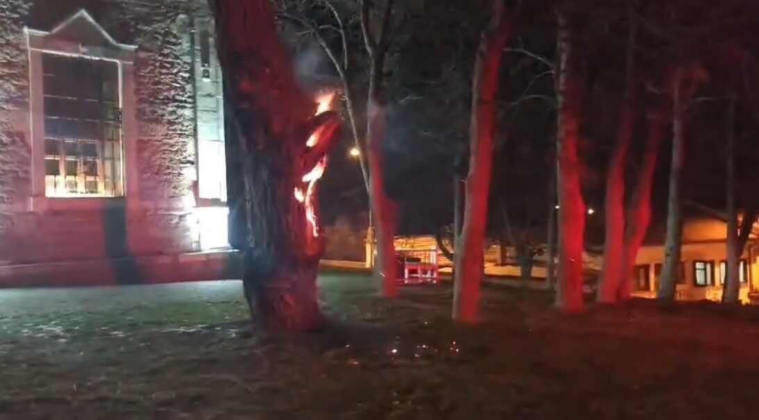 Eskişehir’de Sivrihisar Tarihi Ermeni Kilisesi önündeki ağaç kimliği belirsiz kişi