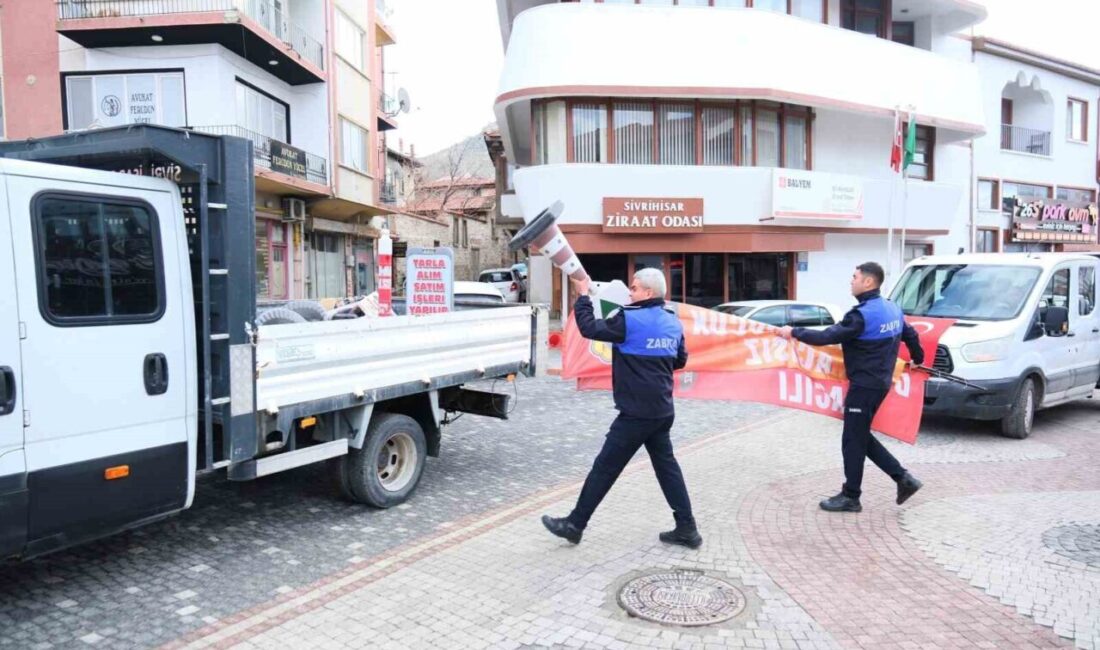 Eskişehir’in Sivrihisar İlçesi’nde işyerleri önlerinde kaldırımları işgal eden duba, levha,