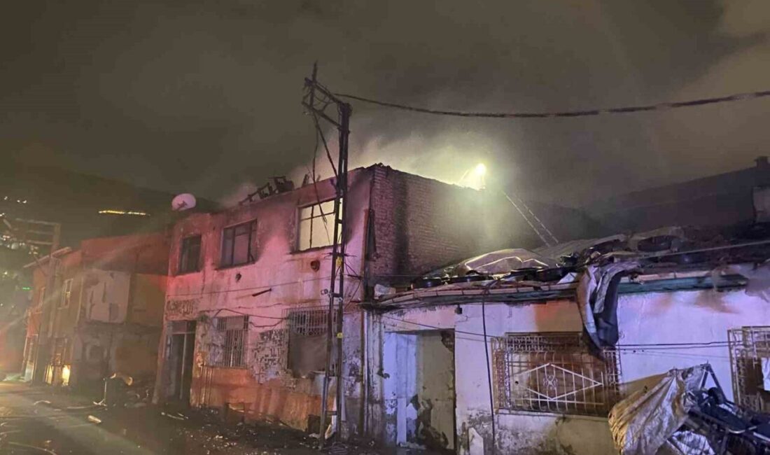 Bursa’da iki katlı evde sobadan çıkan yangında 2 kadın dumandan