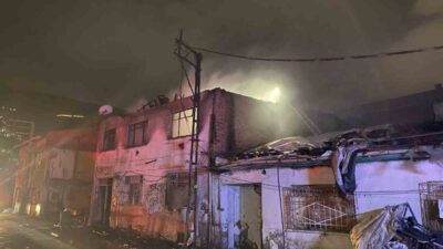 Bursa’da iki katlı evde sobadan çıkan yangında 2 kadın dumandan