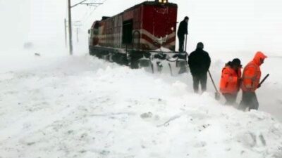 Sivas’ta günlerdir etkili olan soğuk hava ve kar yağışı ulaşımı
