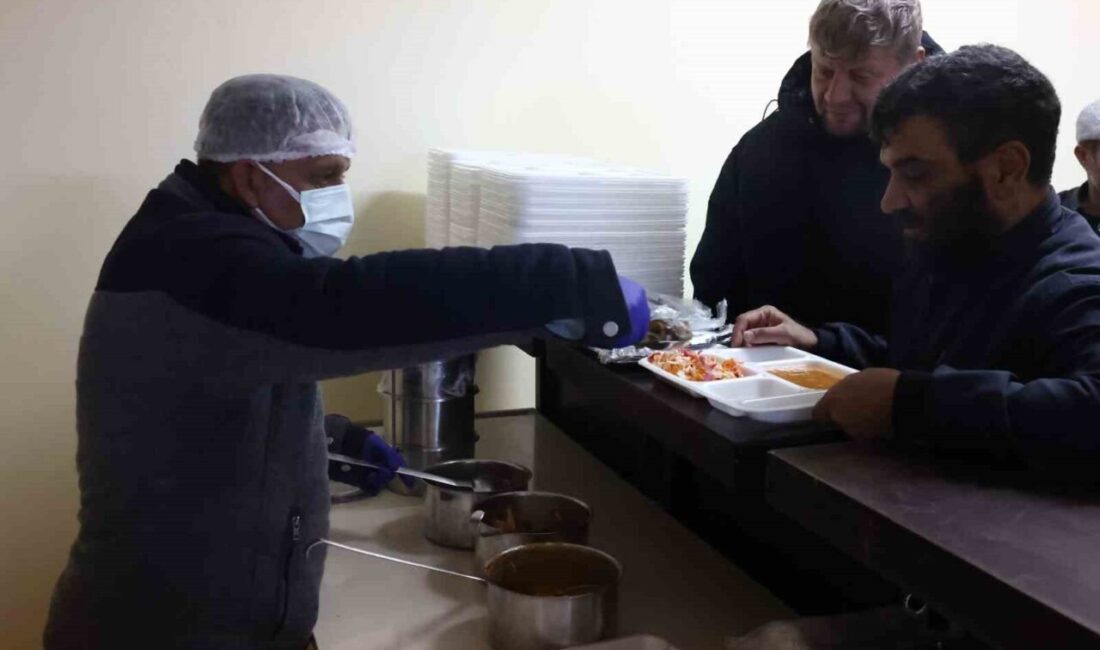 Antalya’da soğuk kış günlerinde sokakta yaşayan evsiz vatandaşlar için sıcak