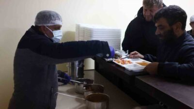 Antalya’da soğuk kış günlerinde sokakta yaşayan evsiz vatandaşlar için sıcak