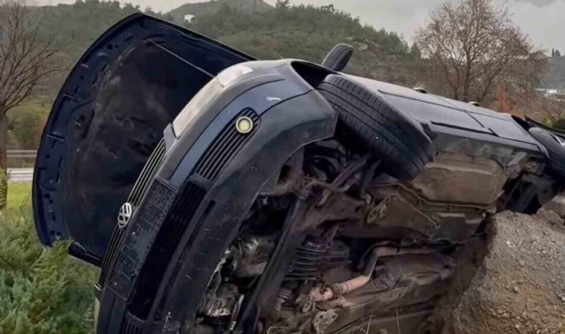 Aydın’ın Söke ilçesinde seyir halindeyken kontrolden çıkan bir otomobilin refüje