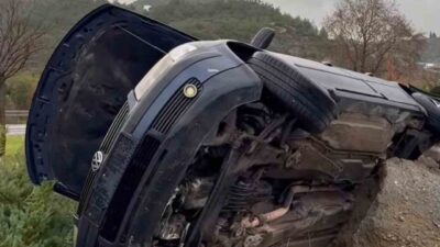 Aydın’ın Söke ilçesinde seyir halindeyken kontrolden çıkan bir otomobilin refüje