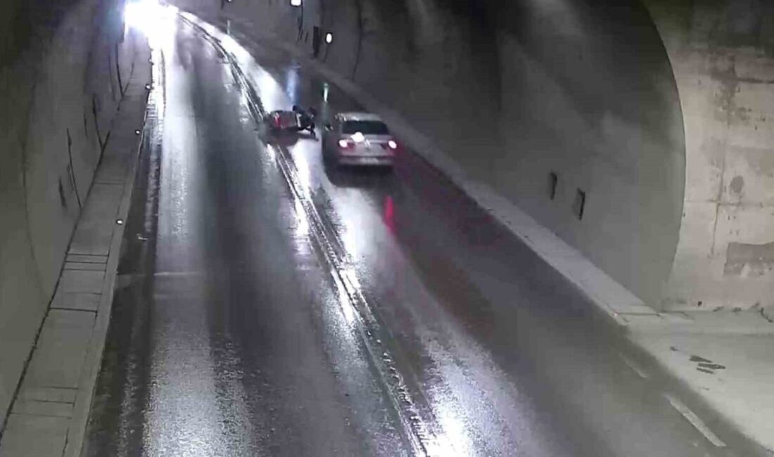 Amasya’da motosiklet sürücüsü tünelde sollamaya çalıştığı otomobilin önüne düştü. Motosikletlinin,