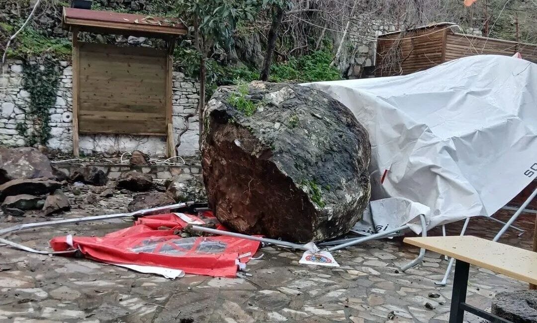 Manisa’nın Soma ilçesinde meydana gelen heyelan paniğe neden oldu. Belediye