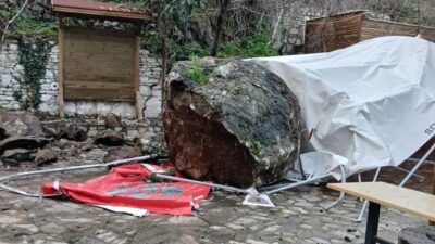 Manisa’nın Soma ilçesinde meydana gelen heyelan paniğe neden oldu. Belediye