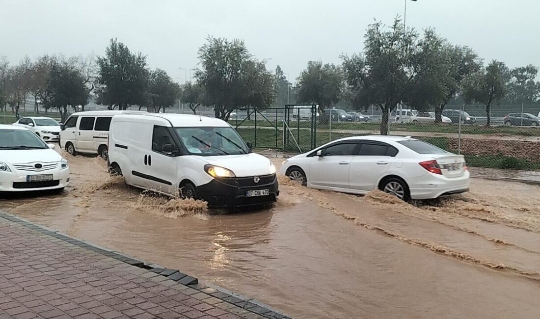 Antalya’da şiddetli rüzgar nedeniyle dev dalgalar sahili döverken, bir vatandaş