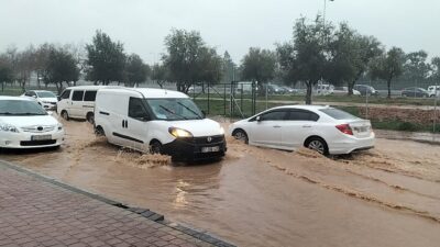 Antalya’da şiddetli rüzgar nedeniyle dev dalgalar sahili döverken, bir vatandaş
