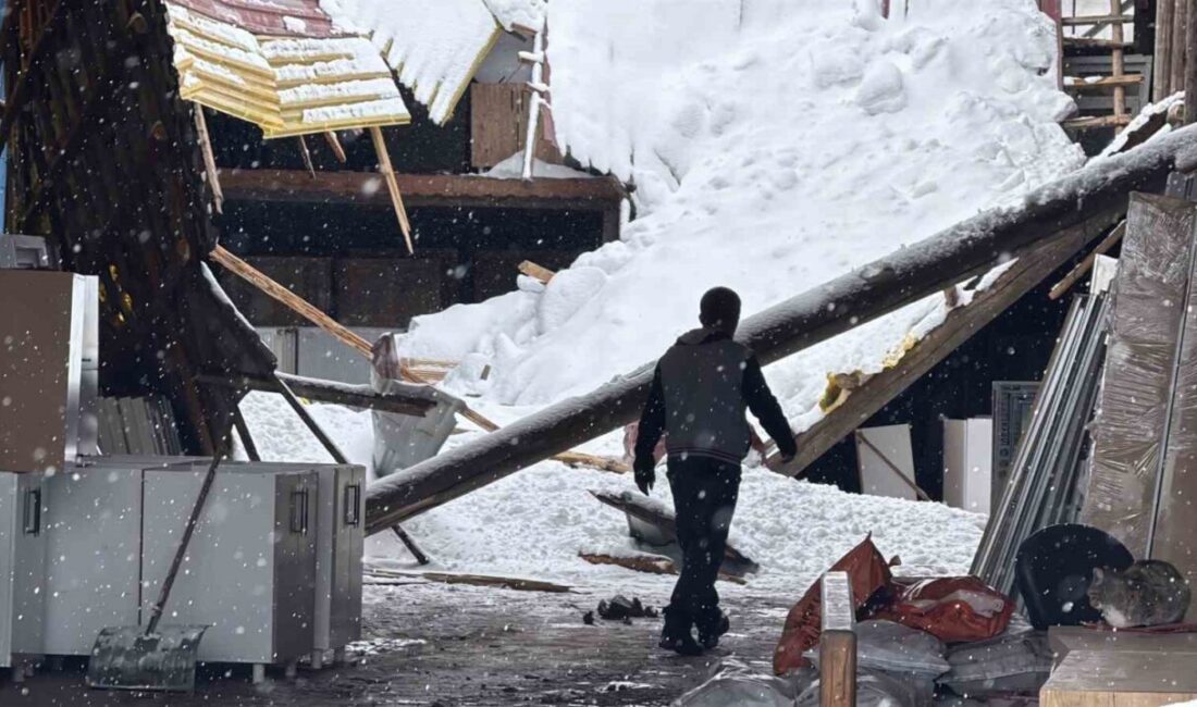 Sivas’ta bir işyeri ile otopark girişinin sundurması yağan karın ağrılığına