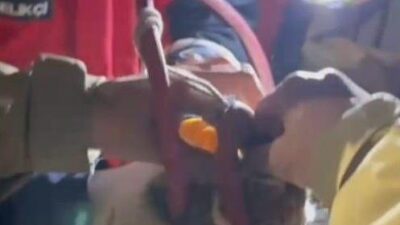 Balıkesir’in Ayvalık ilçesinde su pompası deliğinde mahsur kalan yavru kediyi