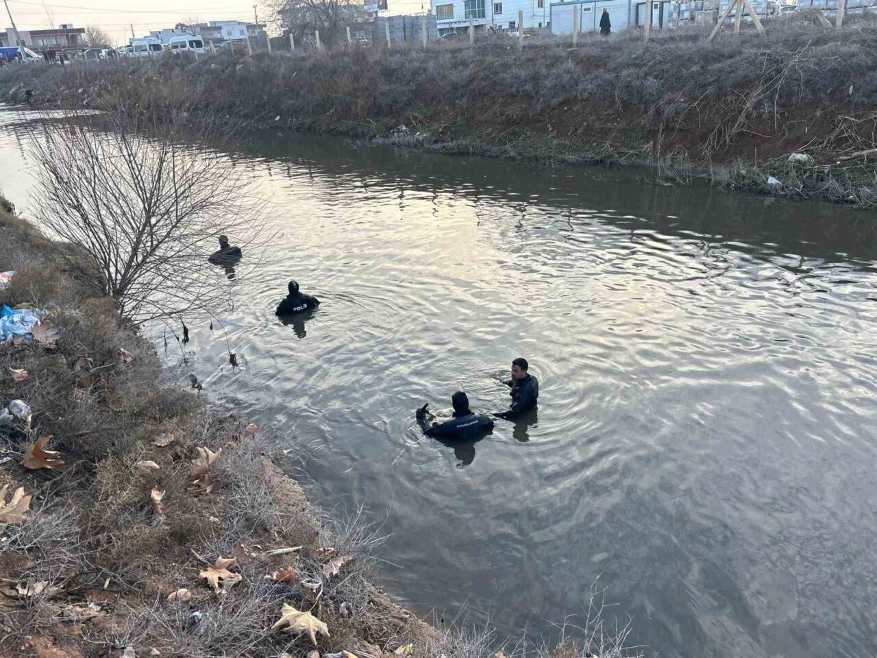 Şanlıurfa’nın Harran ilçesinde sulama kanalına düşen otomobilin sürücüsünü arama çalışmaları