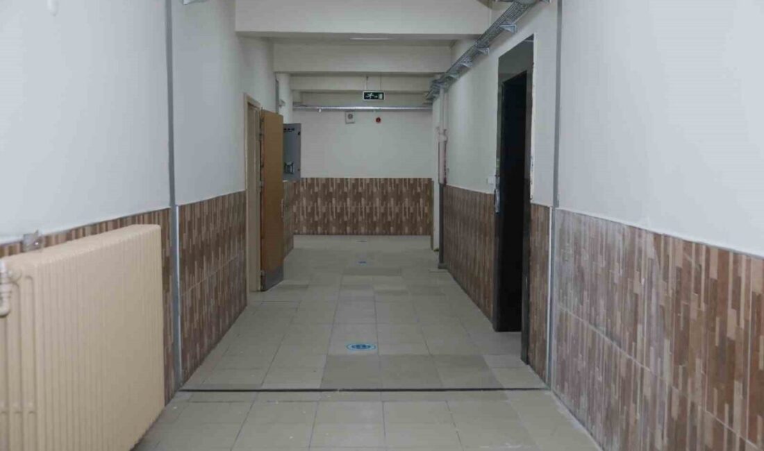 Ortaokul ve ilkokul öğrencilerinin aynı binada eğitim gördüğü Yaşar Doğu