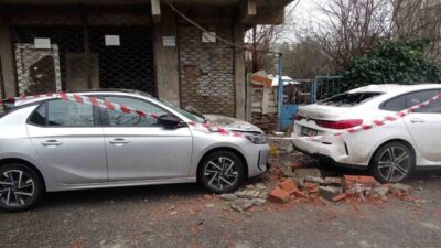 İstanbul’un Sultanbeyli ilçesinde, dört katlı bir binanın üçüncü katındaki balkonun