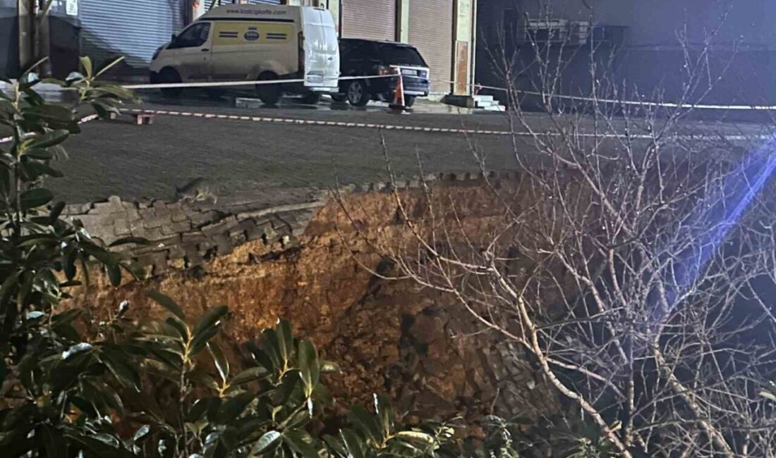 Sultanbeyli’de çöken istinat duvarı paniğe neden oldu. Olayda bir araç