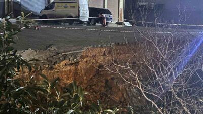 Sultanbeyli’de çöken istinat duvarı paniğe neden oldu. Olayda bir araç