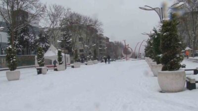İstanbul’un Sultangazi ilçesinde etkili olan kar yağışının ardından sokağa çıkan