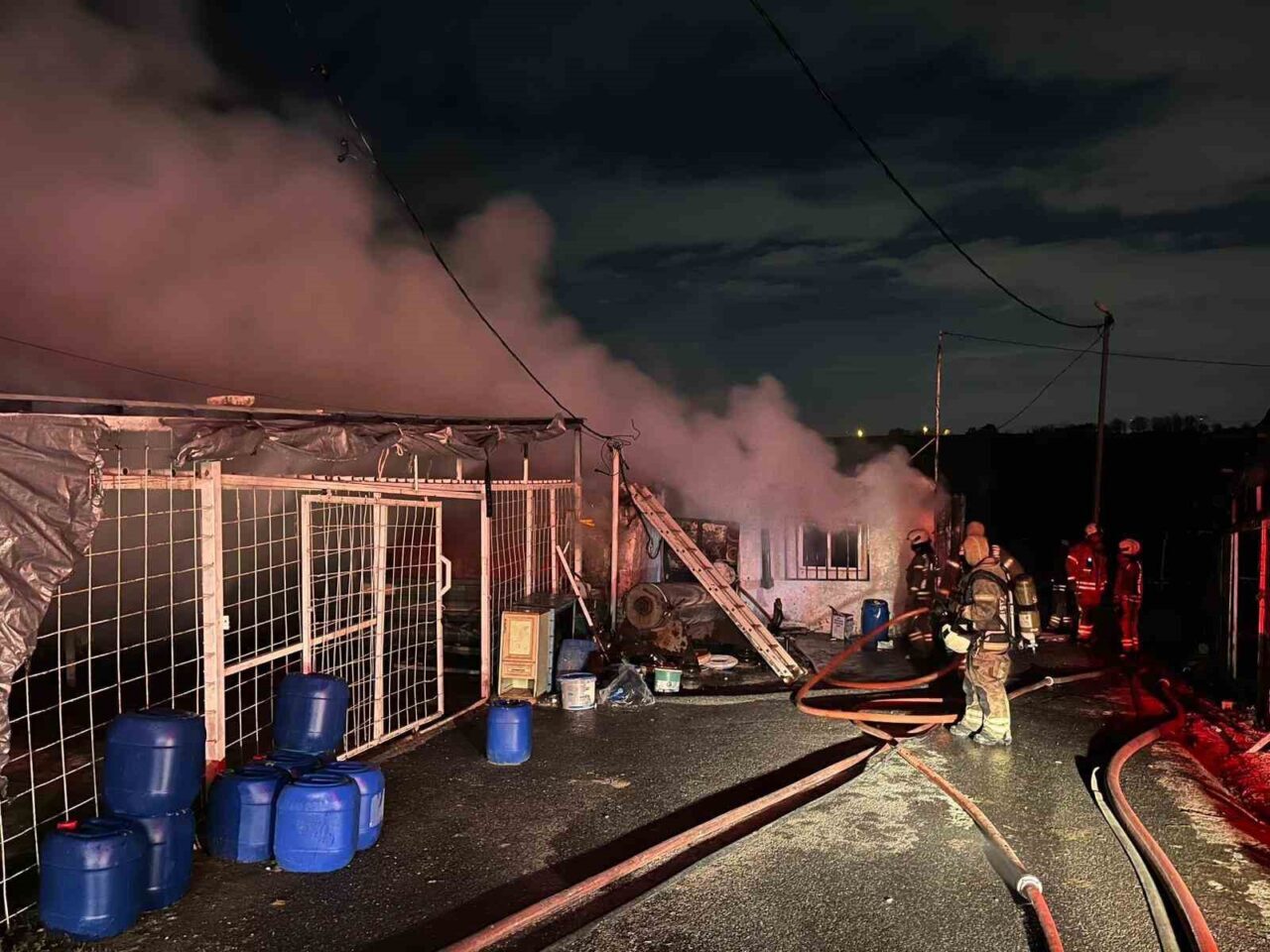 İstanbul Sultangazi’de halı yıkama ve marangoz olarak kullanılan iki iş