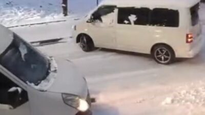 İstanbul’da etkili olan kar yağışı nedeniyle bazı caddeler karla kaplandı.