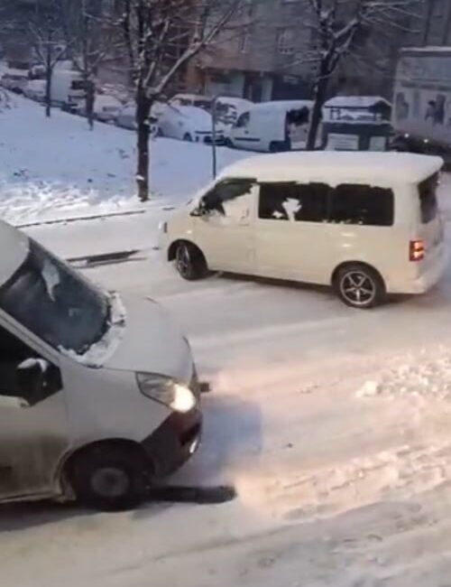 İstanbul’da etkili olan kar yağışı nedeniyle bazı caddeler karla kaplandı.