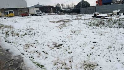 İstanbul’un Sultangazi ilçesinde etkili olan kar yağışında okulların tatil olmasını