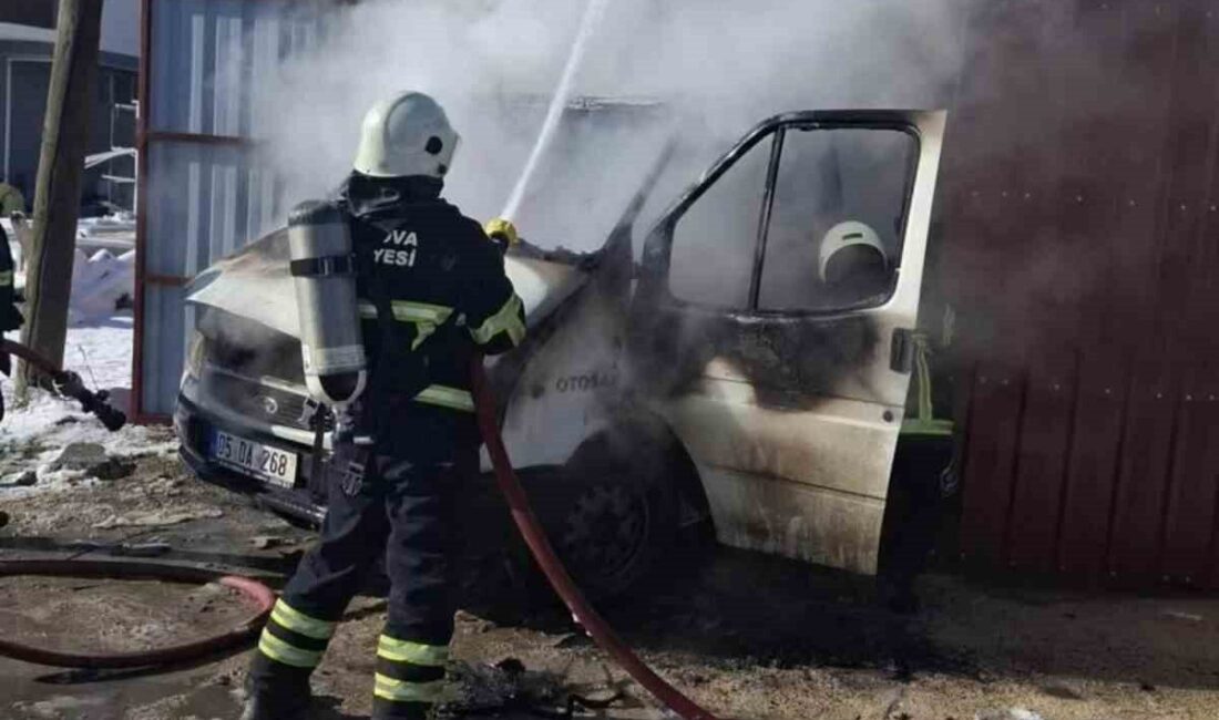 Amasya’nın Suluova ilçesinde park halindeki kamyonet yanarak kullanılamaz hale geldi.