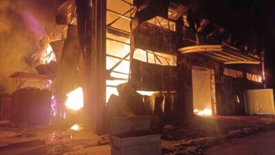 Hatay’da sanayi sitesi içerisinde bulunan sünger deposunda çıkan yangında, alevler