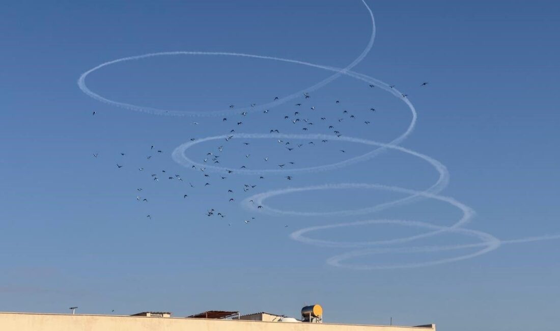 Şanlıurfa’nın Ceylanpınar ilçesinde Suriye sınır hattında ilerleyen uçağın çizdiği şekiller