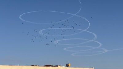 Şanlıurfa’nın Ceylanpınar ilçesinde Suriye sınır hattında ilerleyen uçağın çizdiği şekiller