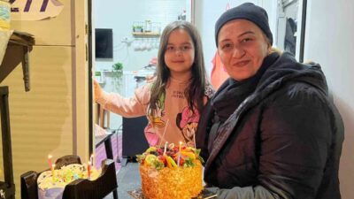 Hatay’da annesi ve kardeşleriyle konteynerde yaşayan Alya Parlak’ın 4’üncü yaş